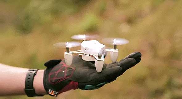 Zano, un drone del tamaño de la palma de una mano con auto-seguimiento