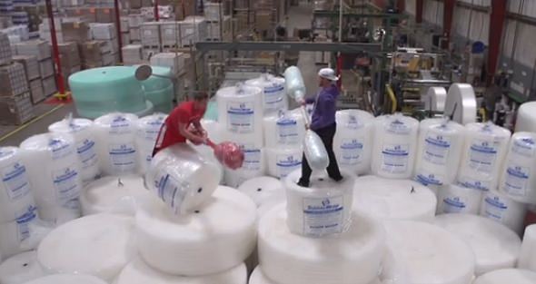 Batalla en una fábrica de plástico de burbujas