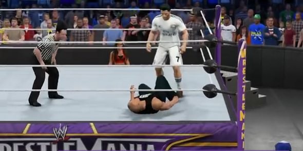 Cristiano Ronaldo vs The Rock combate en el ring de WWE